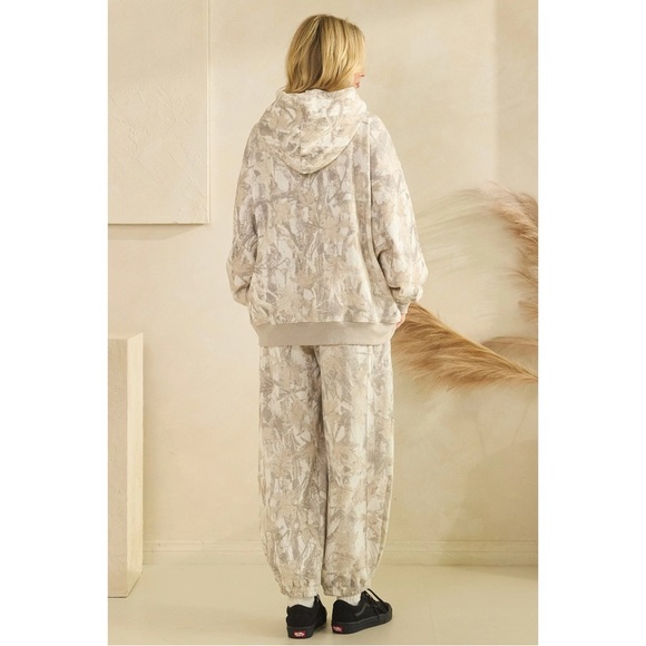 Veveret Gray Camo Fleece Joggers Pants and Hoodie Set - Picture 2 of 3